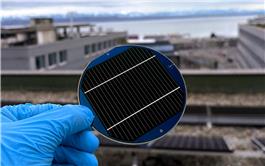 Pin mặt trời ba lớp perovskite-silicon đạt hiệu suất kỷ lục hơn 30%